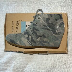 Camo Toms